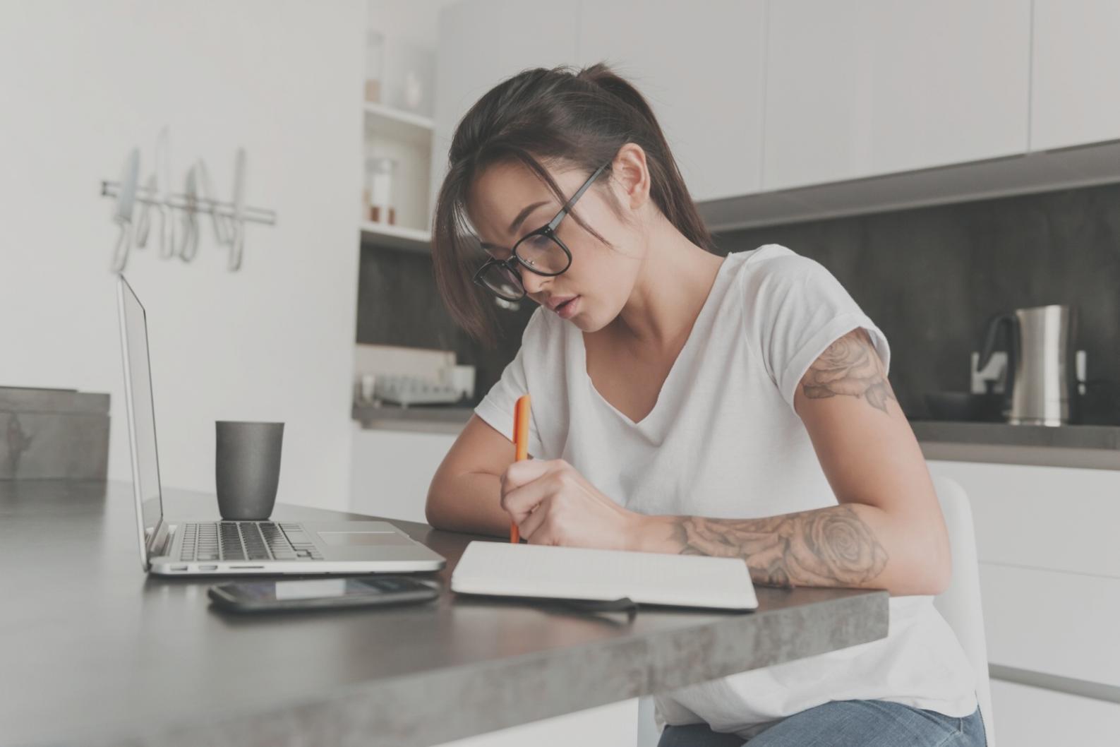 Modernes Büro mit Teamarbeit und Finanzanalyse